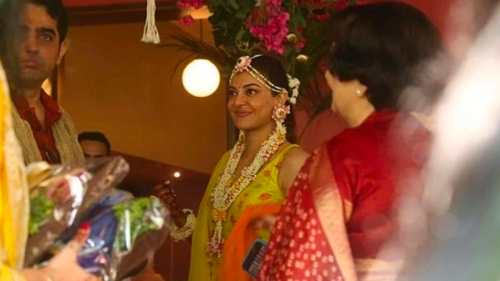 অনুষ্ঠান যতই সিগ্ধ, সাদামাটা হোক না কেন, কাজলের দিক থেকে যেন চোখ সরানো যায়নি। নীরজ পাণ্ডের ‘স্পেশাল ২৬’-এর অভিনেত্রীর দিকে তাক করে তখন একের পর ক্যামেরার ঝলকানি। তবে সব ফ্রেমেই যেন সমান স্বচ্ছন্দ লেগেছে কাজলকে।