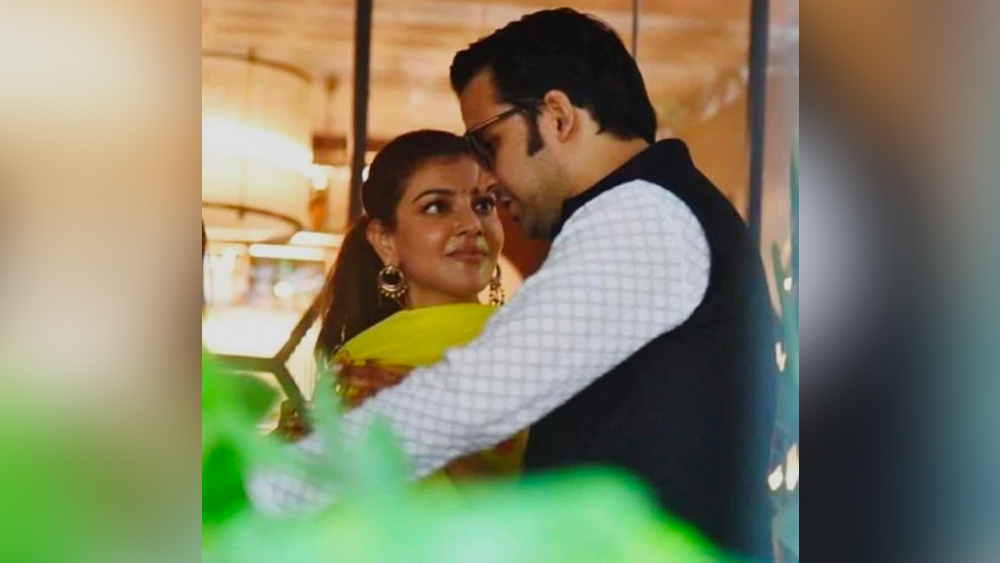 গায়েহলুদে গৌতমের সঙ্গে নানা পোজে দেদার ছবিও তুলেছেন কাজল। সেই সঙ্গে বেশ হ্যান্ডসাম লাগছিল গৌতমকেও। গোলাপি ফুলে ছড়ানো ব্যাকগ্রাউন্ডে আভা ছড়িয়েছেন হবু দম্পতিও।