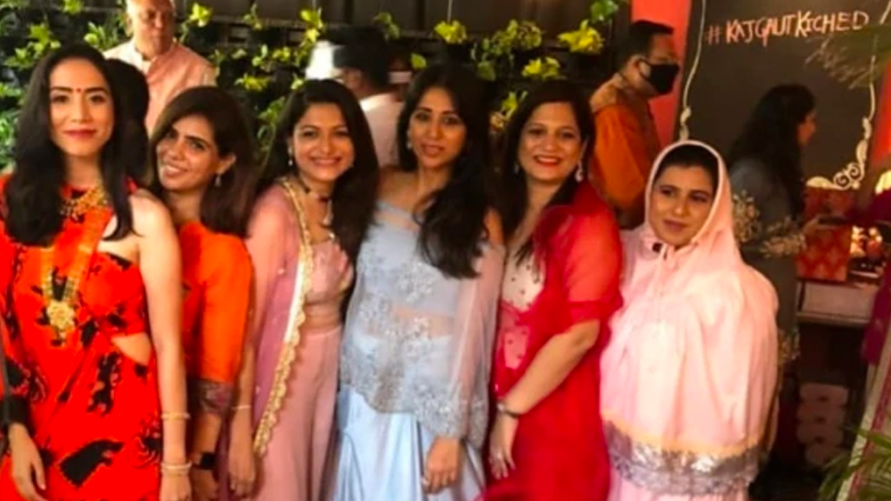 এই অনুষ্ঠানে হবু দম্পতির পাশাপাশি চোখে পড়েছেন কাজলের ঘনিষ্ঠ বন্ধুরাও। লেহঙ্গা-চোলি থেকে শুরু করে ফ্রোরাল ইন্ডিয়ান-ওয়েস্টার্ন আউটফিটে সকলেই নজর কেড়েছেন। গ্রুপ ফোটোসেশনেও স্মিত হাসিতে ধরা পড়েছেন কাজলের বন্ধুরা।