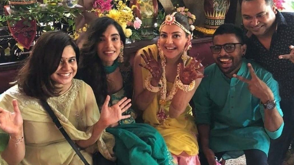 অনুষ্ঠানে যাঁরা উপস্থিত থাকতে পারেননি, তাঁদের কথা ভুলে যাননি কাজল। এক ফাঁকে ভিডিয়ো কল করে তাঁদের খোঁজখবর নিয়েছেন।