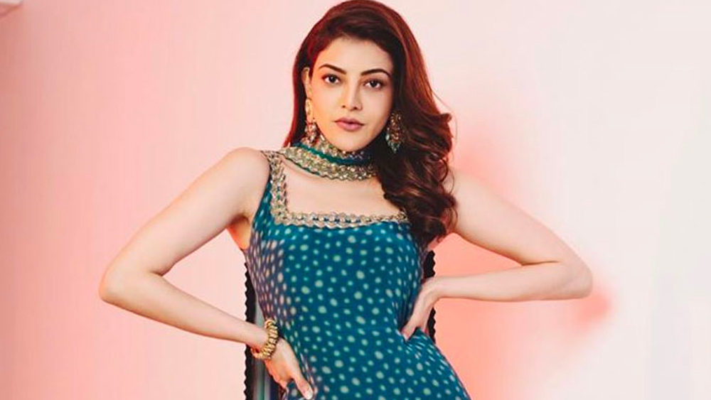 সোশ্যাল মিডিয়ায় নিজের ফ্যানেদের কাছে কাজল লিখেছেন, ‘আমাদের আনন্দের ছটায় অতিমারি মৃদু আলো ফেললেও আমরা একসঙ্গে নতুন জীবন শুরু করতে পেরে উচ্ছ্বসিত।’