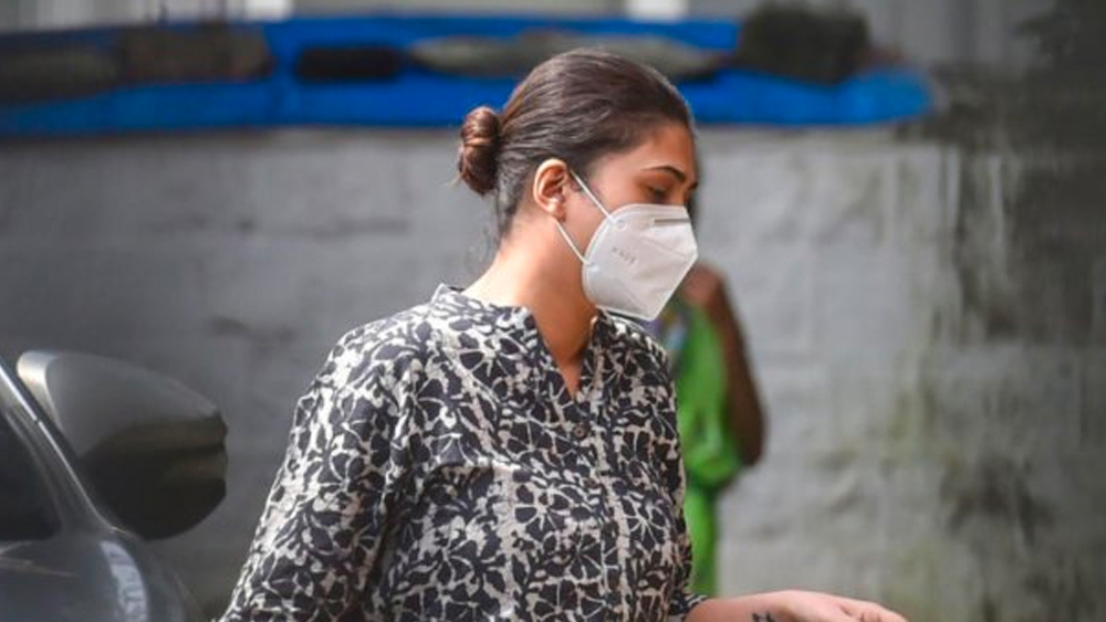 মঙ্গলবার তাঁর বাড়িতে অভিযান চালায় এনসিবি। সে সময়ই উদ্ধার হয় মাদক। অভিযুক্ত করিশ্মাকে না পেয়ে তাঁর বাড়ির লোকের হাতে সমন দিতে চেয়েছিলেন তদন্তকারীরা।