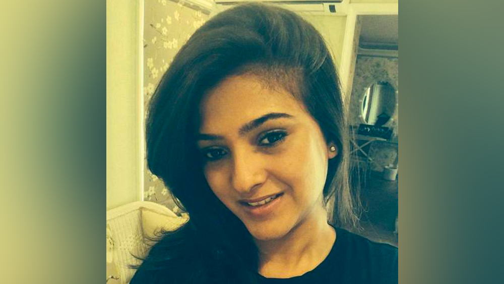 কিন্তু এনসিবি সূত্রের খবর, করিশ্মার অনুপস্থিতিতে তাঁর পরিজনরা সেই সমন নিতে রাজি হননি। শেষ অবধি মুম্বইয়ের ভারসোভায় তাঁর বাড়ির দরজায় আটকে দেওয়া হয় নোটিস।