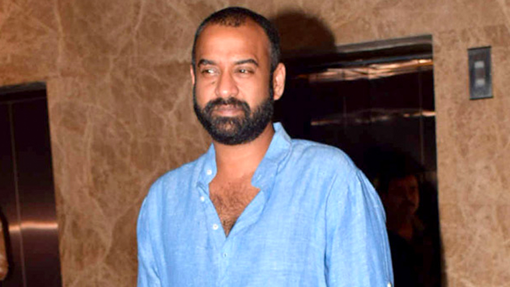 জাতীয় পুরস্কারজয়ী প্রযোজক মধু মন্টেনার সংস্থা ‘কোয়ান ট্যালেন্ট ম্যানেজমেন্ট এজেন্সি’-তে কাজ করেন করিশ্মা।