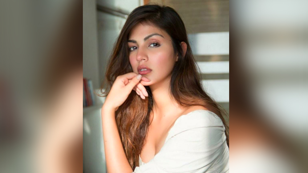 বিশেষ সূত্রে জানা গিয়েছিল, জয়া হয়তো রিয়াকে ৪ ফোঁটা সিবিডি (ক্যানাবিডিয়ল) ঢেলে দিতে বলেছিলেন সুশান্তের চায়ে। সিবিডি আদতে গাঁজা থেকে তৈরি এক ধরনের তেল জাতীয় পদার্থ।