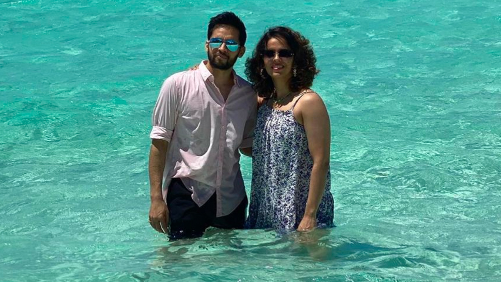 ফ্লোরাল প্রিন্টের পোশাকে সাইনাকে একেবারে অন্যরকম লাগছিল। জলে নেমেও ছবি তুলেছেন তিনি কাশ্যপের সঙ্গে।