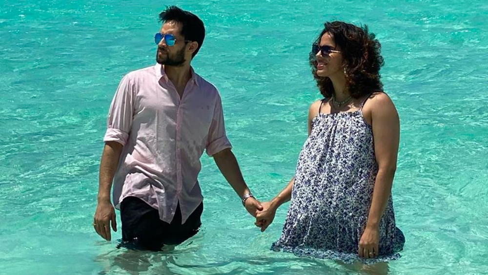 পরস্পরের কাছাকাছি ছিলেন সবসময়। জলে নামার সময়ও সাইনার হাত ধরে কাশ্যপ। কাছছাড়া করতেই চাইছেন না যেন। চড়া রোদ থাকায় চোখ ঢাকল স্টাইলিশ রোদচশমায়। আরও বেশি গ্ল্যামারাস হয়ে উঠলেন তারকা দম্পতি।