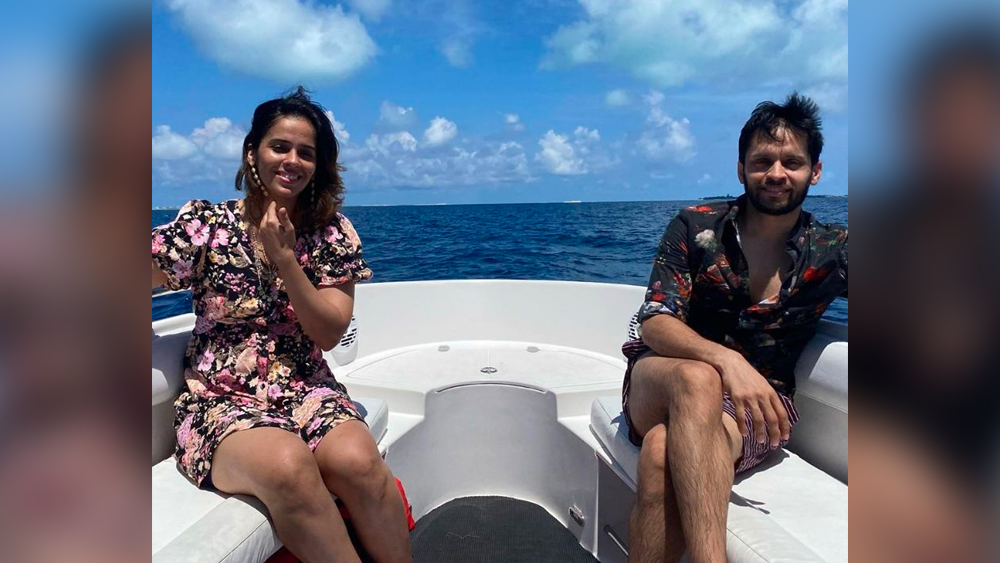 বোটে চড়ে গভীর সমুদ্রেও গিয়েছিলেন দু’জনে। এই যুগল যে বেশ অ্যাডভেঞ্চারাস, ছবিতেই তা স্পষ্ট বোঝা যাচ্ছে। মাঝ সমুদ্রে হাওয়া দিচ্ছে, সেখানেও মিষ্টি হাসিতে ধরা দিলেন দুজনে। পরনে ঘন ফ্লোরাল প্রিন্ট্র মিনি ড্রেস।