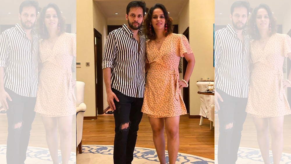 কাশ্যপ আর সাইনা উঠেছিলেন নামী পাঁচতারা হোটেলে। সাইনা একের পর এক বেড়ানোর ছবি পোস্ট করেছেন। হোটেলেও স্ট্রাপড জিন্স আর চেকসে স্টাইলিশ কাশ্যপ আর মিনি কাফতান ড্রেসে সাইনাকে দেখে অনেকেই মন্তব্য করেছেন দ্বিতীয় মধুচন্দ্রিমায় যেন গিয়েছেন যুগলে।