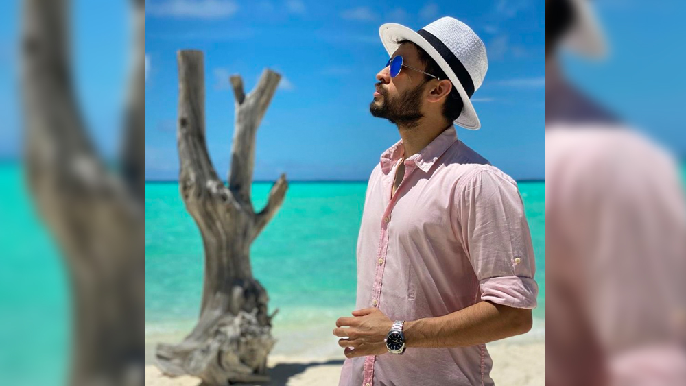 সমুদ্রে মন হারিয়ে গিয়েছে যেন। মাথায় হ্যাট। গোলাপি লিনেন শার্ট আর রোদচশমায় কাশ্যপ ব্যাডমিন্টনের হিরো এক্কেবারে পর্দার হিরোই যেন।