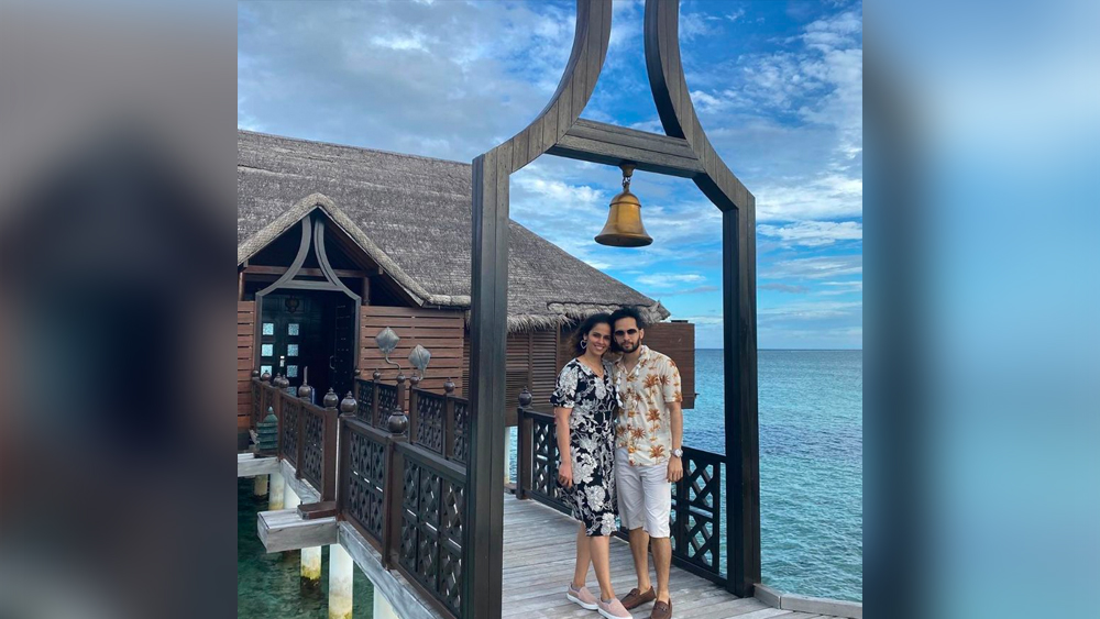 আনমনা সাইনা সমুদ্রের অতল গভীরতার দিকে অবাক দৃষ্টিতে চেয়ে, পাশে কাশ্যপ। একেবারে হালকা মুডে। কালো-সাদা ফ্লোরালে তিনি আর কাশ্যপও ক্যাজুয়াল বিচ আউটফিটে।