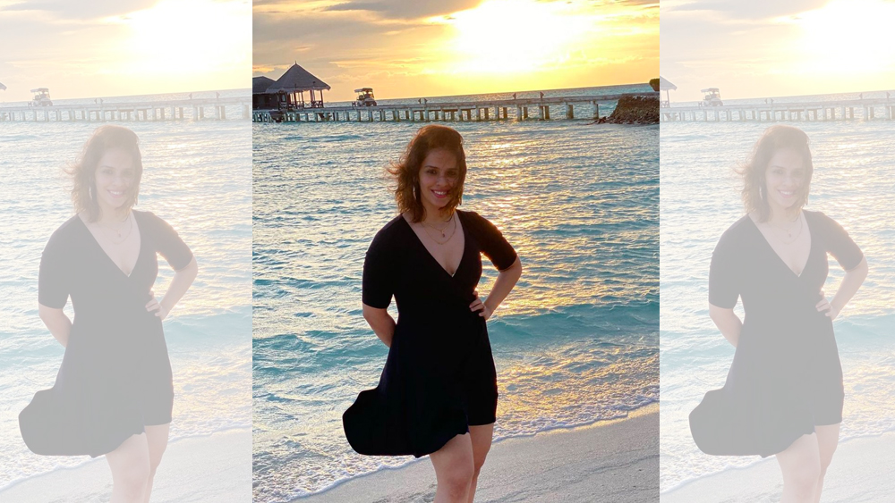 কখনও সমুদ্রের ধারে হাওয়ায় উড়ছে সাইনার মিনি ব্ল্যাক গাউন। খানিকটা খোলামেলা পোশাকে সাইনা যেন প্রকৃতির কাছে এসে একটু সাহসীও।