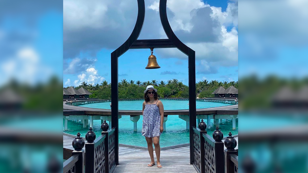 হোটেলের সুইমিং পুলের ধারে চলল ফটোসেশন। মাথায় হ্যাট পরে সাইনা এক্কেবারে ছেলেমানুষের মতো পোজ দিয়েছেন।