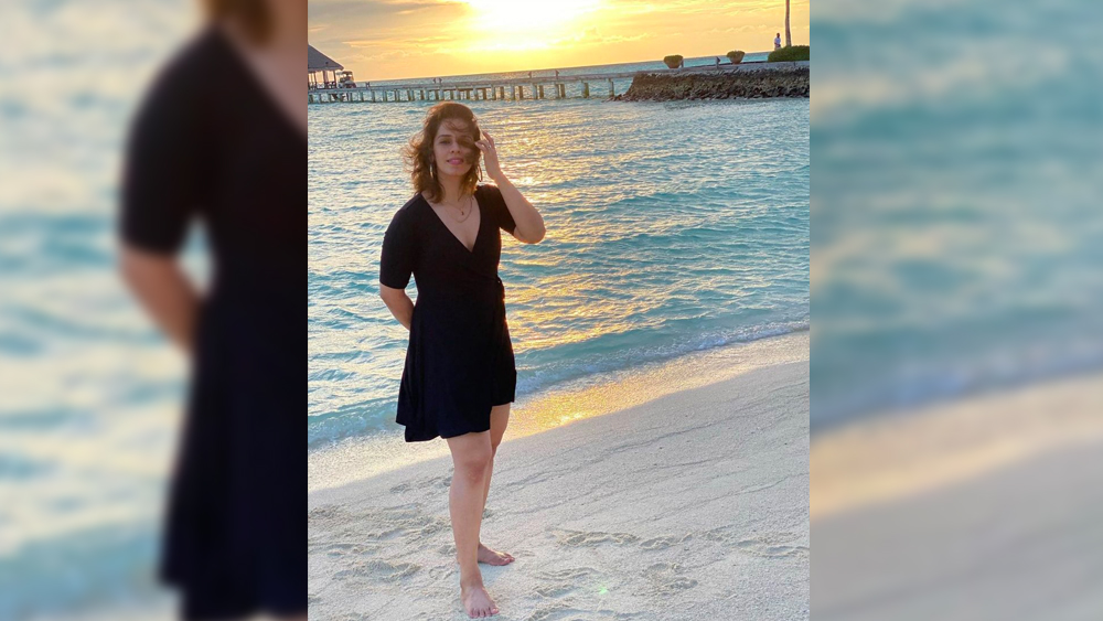 চোখের এলোমেলো চুল সরিয়ে নিচ্ছেন সাইনা। ঠিক যে ভাবে দক্ষিণী ফ্যাশন ডিজাইনার ভানু রঘুপতির ডিজাইন করা হলুদ রঙের লেহেঙ্গা-চোলি র‍্যাম্প মাতিয়ে তুলেছিলেন ২০১৯ সালে। সে ভাবেই সোশ্যাল মিডিয়া মাতল সাইনার চোখ ধাঁধানো ছবিতে।