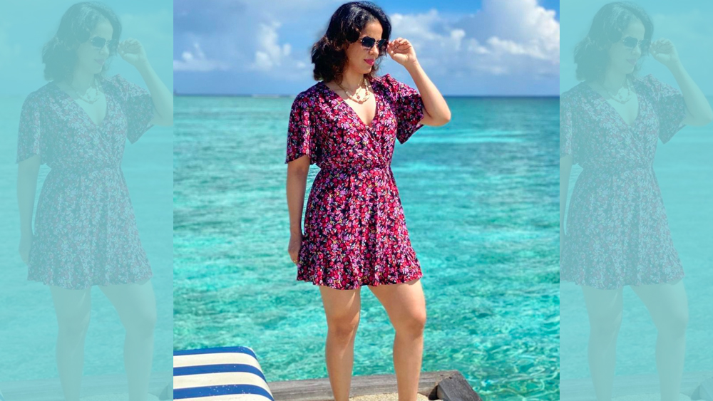 এ বার ফ্লোরাল প্রিন্টে পিঙ্ক মিনি কাফতানে ধরা দিলেন ব্যাডমিন্টন সুন্দরী। সমুদ্রের একেবারে পাশেই।