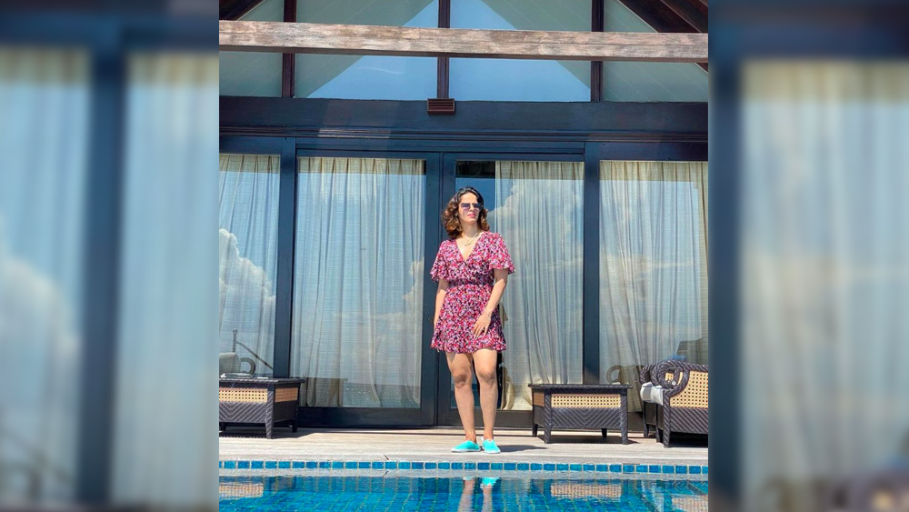 হোটেলের সুইমিং পুলের পাশেও পোজ দিলেন তিনি। আসলে এত লম্বা ছুটি বহু বছর কাটাননি সাইনা। সেটা ছেলেমানুষি দেখেই বোঝা যাচ্ছিল।