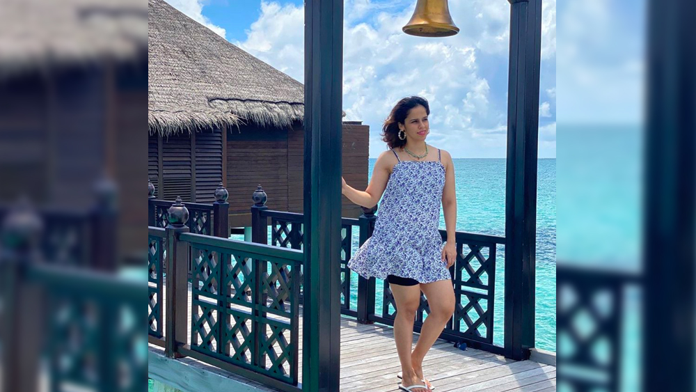 হোটেলের পিলারে হেলান দিয়েছেন। আর্দ্র চোখে চাকিয়েছেন ক্যামেরার দিকে। কে বলবে, ব্যাডমিন্টন হাতে নিলেই এ মেয়েই তা তরবারির মতো চালাতে শুরু করেন। পর্যুদস্ত করেন প্রতিদ্বন্দ্বীদের।