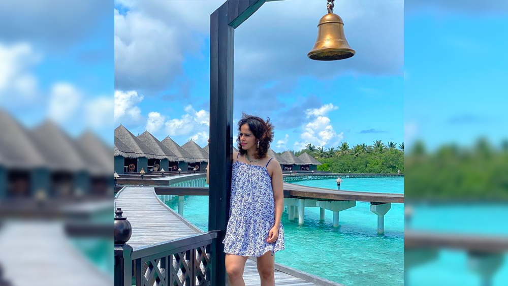 পিলারে হেলান দিয়ে এ বার আর ক্যামেরার দিকে নয়, তাকিয়ে রয়েছেন অন্যমনস্ক ভাবে। কী ভাবছেন তিনি?