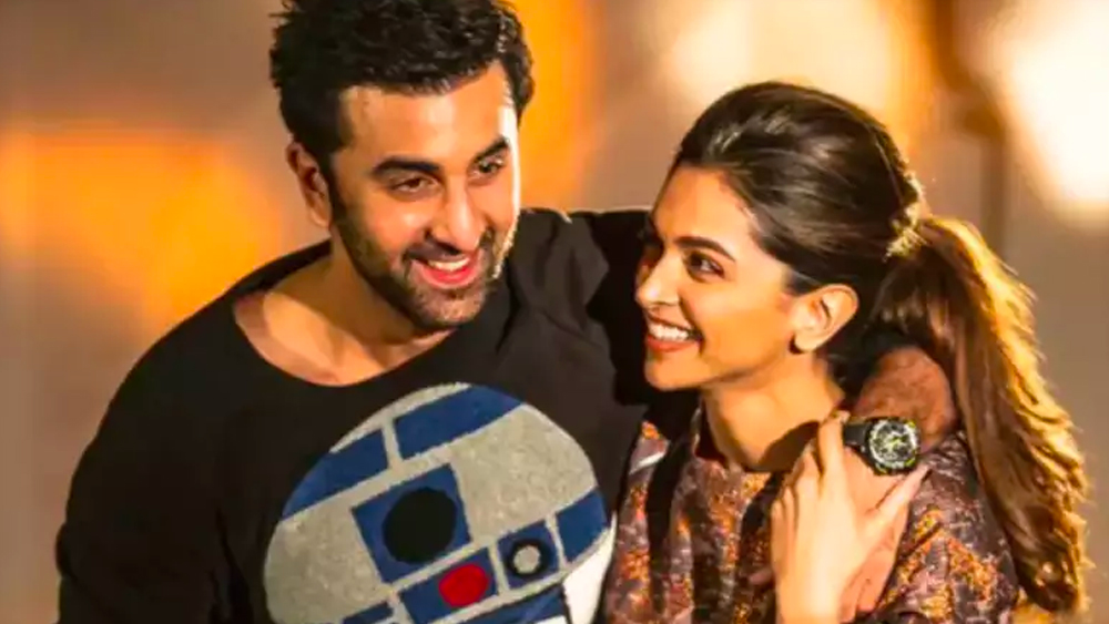 তবে বক্স অফিসের হিসেব ছিল দু’জনের ক্ষেত্রে সম্পূর্ণ আলাদা। দীপিকার প্রথম ছবি ছিল সুপারহিট। কিন্তু সোনমের প্রথম ছবি মুখ থুবড়ে পড়েছিল বক্স অফিসে। এই ছবির শ্যুটিংয়ে রণবীর কপূর এবং সোনমের মধ্যে ঘনিষ্ঠ সম্পর্ক তৈরি হয়েছিল বলে শোনা গিয়েছিল।