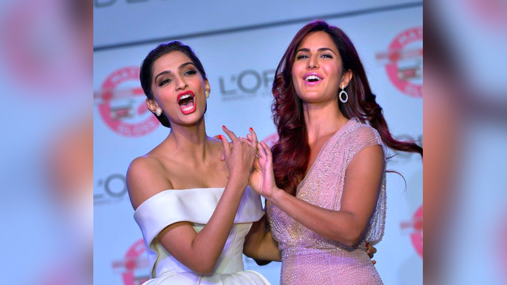 ক্যাটরিনার ফ্যাশনের প্রশংসা করেন সোনম। পাশাপাশি, নাম না করে তিনি কটাক্ষ করেন দীপিকাকে। বলেন, জোর করে নিজেকে ফ্যাশন সচেতন দেখানোর মধ্যে তিনি সার্থকতা খুঁজে পান না। বরং, যাঁকে যা মানায়, সে ভাবেই সাজগোজ করা উচিত।