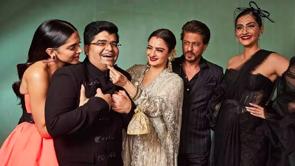 সোনম জানতেন রেখার হাতে পুরস্কার তুলে দেবেন তিনি-ই। সে জন্য তিনি অপেক্ষাও করছিলেন। কিন্তু তাঁর অপেক্ষাই সার হল। তাঁকে চমকে দিয়ে অনুষ্ঠান মঞ্চ থেকে ডেকে নেওয়া হয় দীপিকা পাড়ুকোনকে। তিনি-ই রেখার হাতে পুরস্কার তুলে দেন। রাগের চোটে সোনম সেই মুহূর্তেই অ্যাওয়ার্ড ফাংশন ছেড়ে চলে যান।