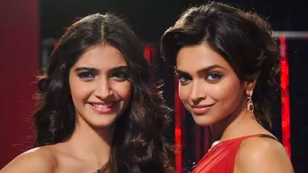 তবে রণবীর-দীপিকার বিয়ের পরে প্রকাশ্য বিরোধিতা থেকে দূরে থাকেন সোনম এবং দীপিকা। সম্প্রতি দীপিকার পোশাকেরও প্রশংসা করেছেন সোনম। কাজের জগতে একে অন্যকে বাহবাও দিয়েছেন। কিন্তু সম্পর্কের শীতলতা রয়েই গিয়েছে।