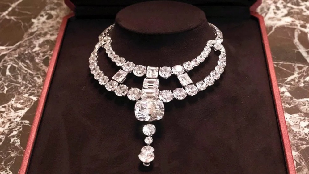 ক্রিকেট খেলার পাশাপাশি মূল্যবান রত্ন ও গয়না সংগ্রহ করাও নেশা ছিল রঞ্জিতসিংহজির। রত্ন ও গয়নাশিল্পের জন্য বিশ্ব জোড়া খ্যাতি রয়েছে গুজরাতের। সেই সূত্রেই তাঁর এই আসক্তি জন্মায় বলে শোনা যায়। সেই সময় প্রখ্যাত ফরাসি রত্নশিল্পী জ়াক কার্টিয়ারের সঙ্গে বন্ধুত্ব হয় তাঁর।