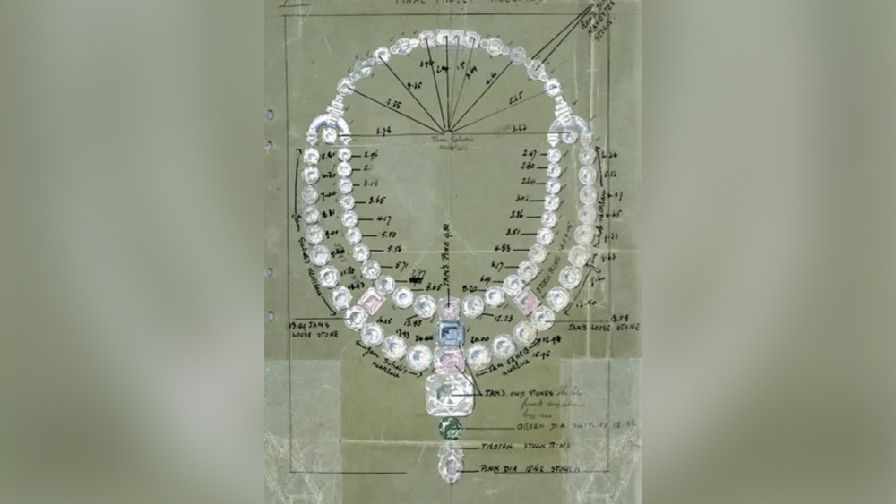 নেকলেসটির সামনের অংশে দু’টি স্ট্র্যান্ট রাখা হয়। পিছনের দিকে একটিই। তবে শুধুমাত্র মূল্যবান ধাতু নয়, গা ঘেঁষাঘেঁষি করে ফার্স-ক্লাস হিরে বসিয়ে স্ট্র্যান্ডগুলি তৈরি করা হয়। সামনের দু’টি স্ট্র্যান্ড জুড়তে গোলাপি রংয়ের দু’টি চৌকো আকারের হিরে ব্যবহার করা হয়। মাঝখানের পেনডেন্টটি তৈরি করতে ২৬ ক্যারাটের একটি নীল রংয়ের হিরে, একাধিক গোলাপি হিরে এবং একটি ১২ ক্যারাটের সবুজ হিরে ব্যবহার করা হয়। তাদের মাঝখানে বসানো হয় কুইন অব হল্যান্ডের বিখ্যাত একটি হিরে, যা আকারে ১০৫ ক্যারাটেরও বড় ছিল।