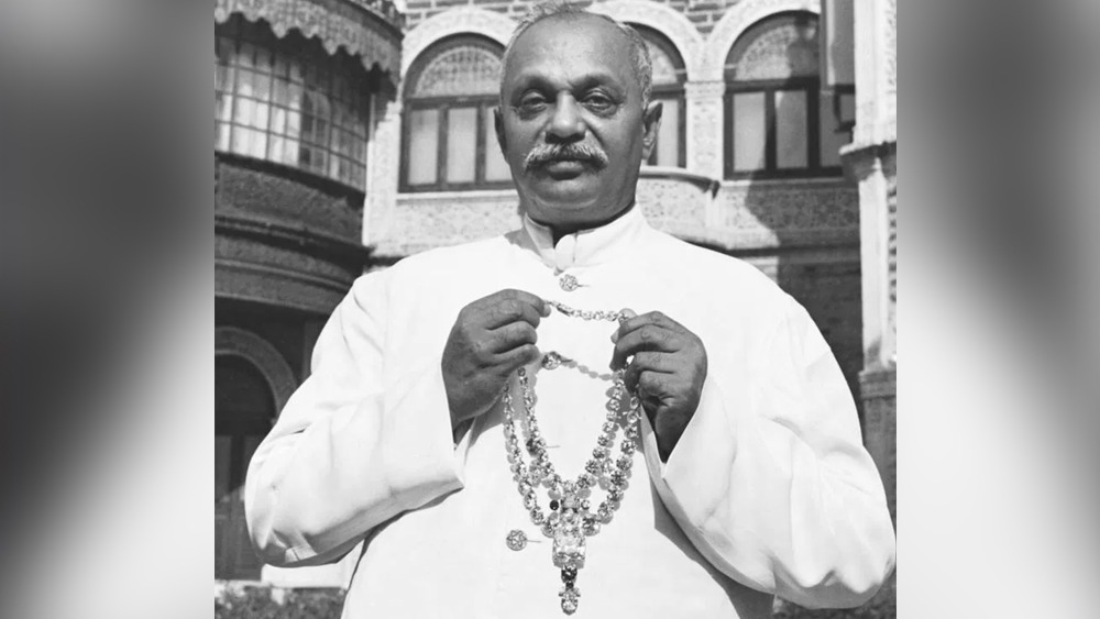 বেঁচে থাকতে ওই নেকলেস হাতে পাননি রঞ্জিতসিংহজি। ১৯৩৩ সালে মারা যান তিনি। পরবর্তী কালে তাঁর ভাইপো তথা উত্তরাধিকারী দিগ্বিজয়সংহজি জাডেজা সেটি হাতে পান। গুরুত্বপূর্ণ অনুষ্ঠানে ওই নেকলেস পরতেন তিনি। একাধিক ছবিতেও ওই নেকলেস পরে তাঁকে দেখা গিয়েছে।