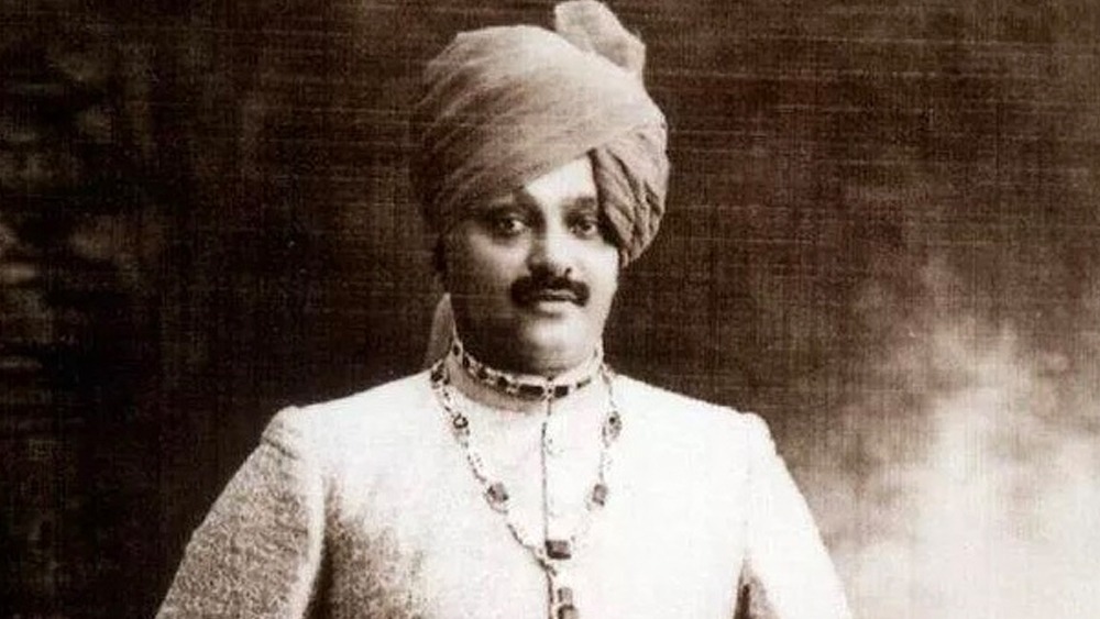 কাকার মতো গয়নার নেশা ছিল দিগ্বিজয় সিংহজিরও। দিল্লিতে অশোকা হোটেল, ডিগজ্যাম স্যুটিং, দিগ্বিজয় সিমেন্ট এবং জামএয়ার নামের উড়ান পরিষেবার ব্যবসা থেকে যা আয় হতো, তা গয়না কিনতেই খরচ করতেন তিনি।