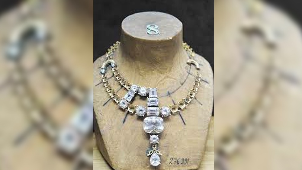 কিন্তু ১৯৪৭ সালে দেশ স্বাধীন হওয়ার পর পরিস্থিতিত বদলে যায়। সরকার সব কিছু দখল করে নিতে পারে, এই আশঙ্কায় রাতারাতি মূল্যবান রত্ন ও সম্পত্তি বিক্রি করতে শুরু করে দেয় রাজপরিবারগুলি। নওয়ানগরের রাজপরিবারও সেই দলে নাম লেখায়। শোনা যায়, ছয়ের দশকে তাঁদের কাছ থেকে ওই নেকলেসটি কিনে নেন কার্টিয়ার। পরবর্তী কালে সেটি ভেঙে আলাদা ভাবে হিরেগুলি বিক্রি করা হয়।