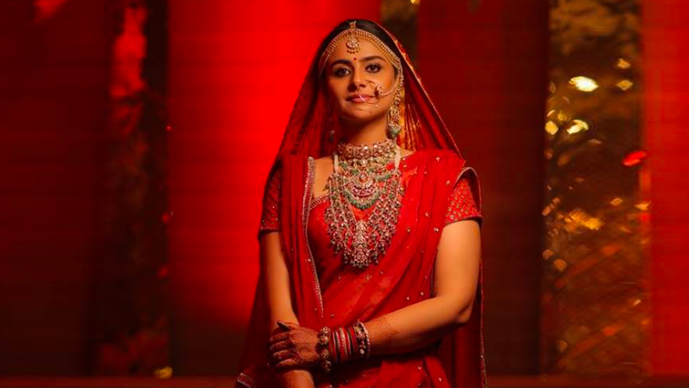 দিল্লির ফার্ম হাউজে করোনা বিধি মেনেই বসেছিল বিয়ের আসর। সেখানে প্রাচীকে দেখে চোখ ফেরানো যাচ্ছিল না।