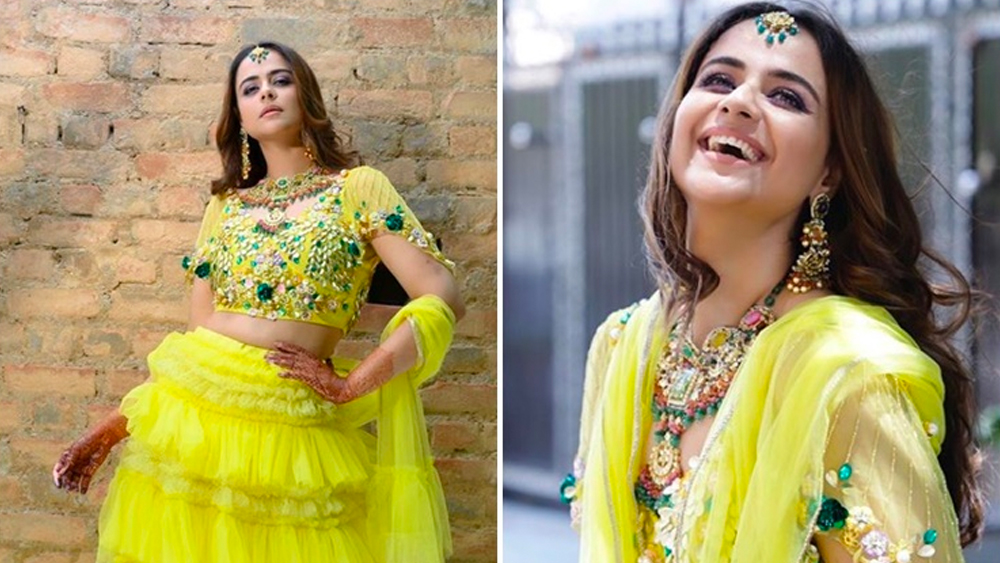 হলুদ ফ্যান্সি লেহঙ্গাতেও নজর কেড়েছেন ২০১০ কমনওয়েলথ গেমসের নেটবল টিমের অধিনায়ক। তাঁর হাসি মন ভোলানো বলেন প্রত্যেকে।