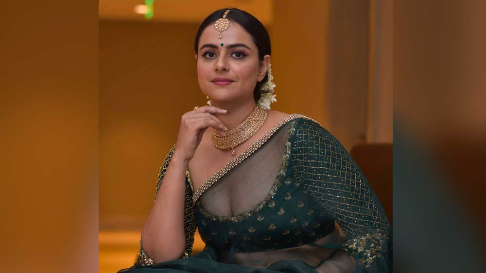 তবে শুধু খেলা আর অভিনয় নয়, পড়াশোনাতেও মেধাবী ছাত্রী ছিলেন তিনি। দিল্লি বিশ্ববিদ্যালয় থেকে বাণিজ্যে স্নাতক তিনি।