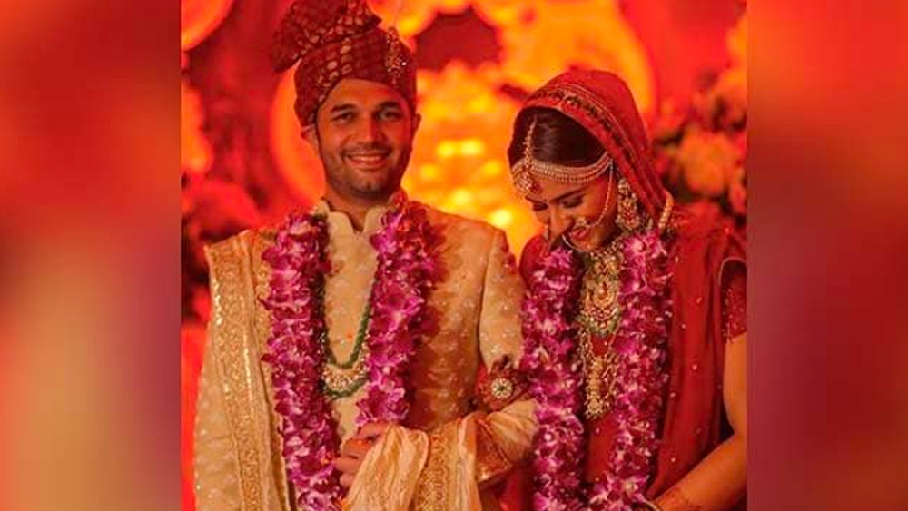 স্বামীর সঙ্গে বিয়ের মঞ্চে আসার সময়ও লাজুক হাসি মাঠের দাপুটে চ্যাম্পিয়নের মুখে। প্রাচীর ক্ষেত্রে মাঠ থেকে পর্দায় আসাটাও কিন্তু বেশ অন্যরকম ছিল।