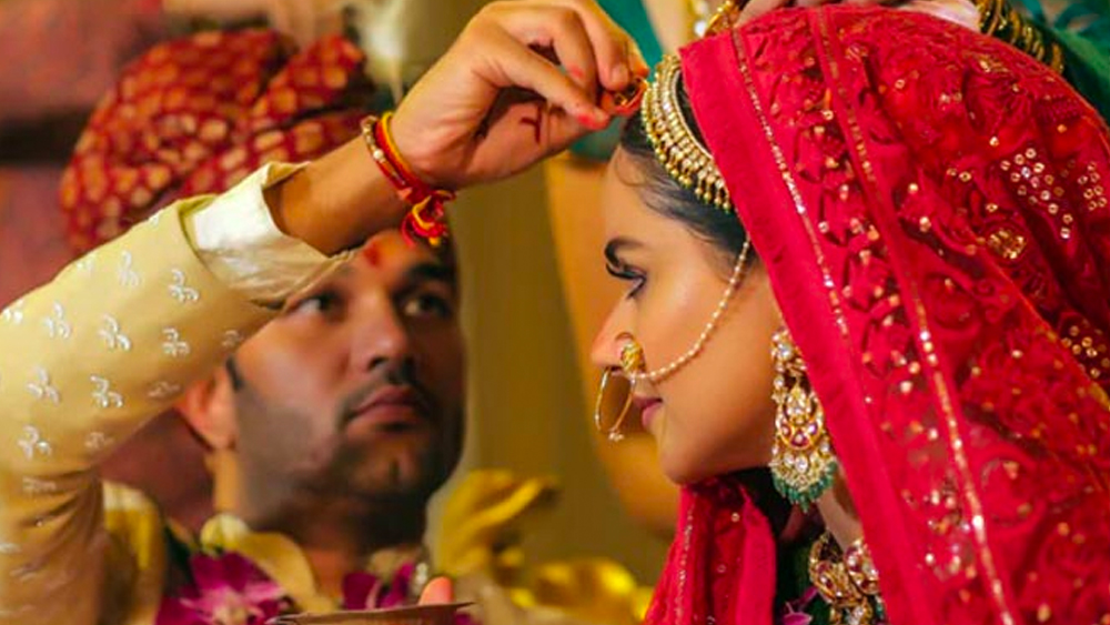 বিয়ের দিন মনের মতো সেজেছিলেন প্রাচী। স্বামীও চোখ ফেরাতে পারছিলেন না তাঁর দিক থেকে। সিঁদুর দানের মুহূর্তও শেয়ার হয়েছে সোশ্যাল মিডিয়ায়।