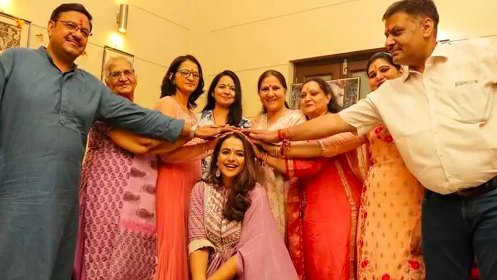 পরিবারের প্রত্যেককে নিয়ে আনন্দে মেতে উঠেছিলেন প্রাচী। লকডাউনে আনন্দে মাতোয়ারা হয়েছিলেন পরিবারের সঙ্গে। তবে বিয়ের অনুষ্ঠানে কারও মুখেই কিন্তু মাস্ক ছিল না। বিধি মেনেই বিয়ে হয়েছিল যদিও।