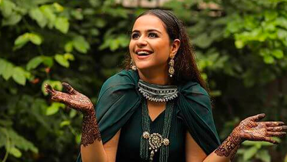 মেহন্দি সেরেমনিতে খোলা চুলে জাঙ্ক জুয়েলারিতে প্রাচীকে দেখে মেলানোই যাচ্ছিল না ইনিই হাইরেটেড টিআরপি ধারাবাহিক ‘দিয়া অউর বাত্তি’র লাজুক অভিনেত্রী।