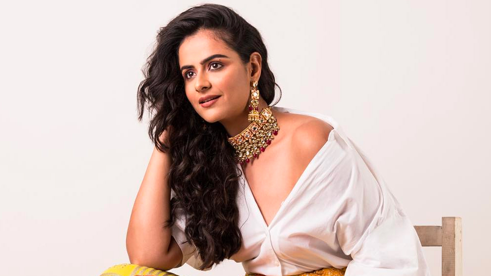 লিখেছেন, নিজেকে পিডিএ অর্থাৎ পাবলিক ডিসপ্লে অব অ্যাফেকশনের দুনিয়ায় স্বাগত জানাচ্ছি। একসঙ্গে যুগলে সমুদ্রতটে বেড়াতে আসা। আর তার পর?