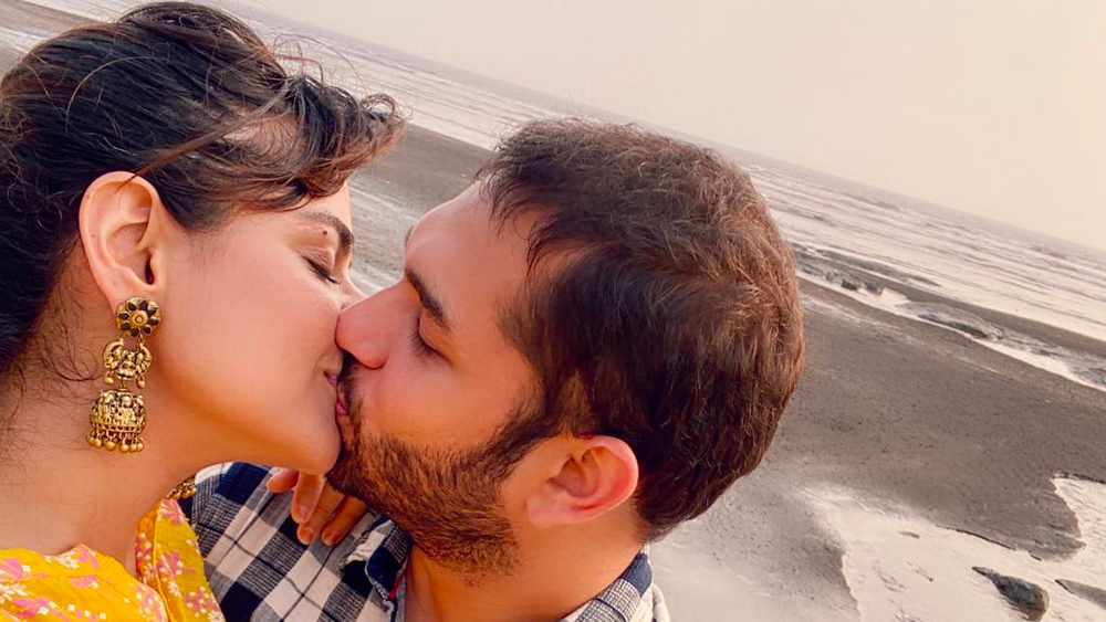 তিনি লিখেছেন, ‘ফার্স্ট মাচি টুগেদার’। এই ছবিটা পারফেক্ট হওয়া উচিত তাই না? এ কথা যোগ করে নিজের এবং স্বামীর একটি লিপলকের ছবি দিয়েছেন সোশ্যাল মিডিয়ায়। সেই ছবিই ভাইরাল হয়ে পড়ে সোশ্যাল মিডিয়ায়। ছবি পোস্টের পরই শুভেচ্ছার বন্যায় ভেসেছেন প্রাচী।