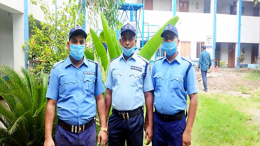 সাহায্যে এগিয়ে এলেন তিন সিভিক ভলান্টিয়ার। নিজস্ব চিত্র 