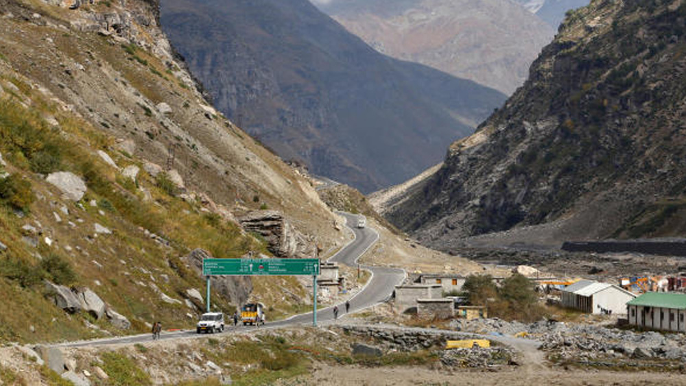 সমুদ্রতল থেকে ১০ হাজার ফুট  উচ্চতায় এই টানেল তৈরি করা হয়েছে পিরপঞ্জাল পাহাড় কেটে। এত উচ্চতায় এটাই বিশ্বের দীর্ঘতম সড়ক-সুড়ঙ্গ।