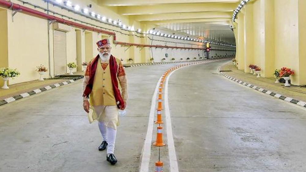 ৯.২ কিমি দৈর্ঘ্যের এই সুড়ঙ্গের ব্যবহারে মানালি এবং লে-এর মধ্যে দূরত্ব কমবে ৪৬ কিলোমিটার। ফলে আগের চেয়ে সময় কমপক্ষে চার ঘণ্টা কম লাগবে।