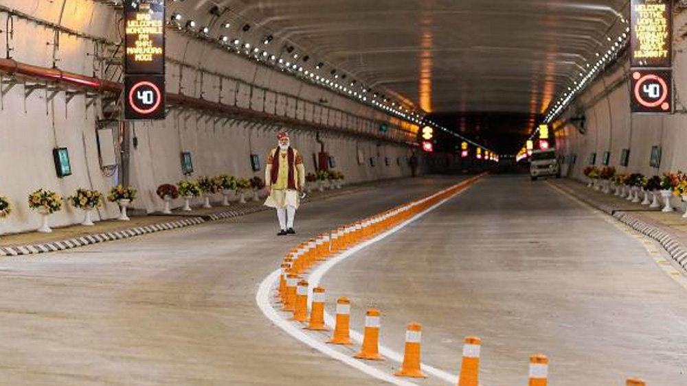 অশ্বক্ষুরাকৃতি এই টানেলে দু’টি লেন। দু’দিকেই ফুটপাত। রাস্তার প্রস্থ আট মিটার। ওভারহেড ক্লিয়ারেন্স ৫.৫২৫ মিটার। দৈনিক তিন হাজার ছোট চার চাকার গাড়ি এবং দেড় হাজার ট্রাক ঘণ্টায় ৮০ কিলোমিটার সর্বোচ্চ গতিবেগে যাতায়াত করতে পারবে।