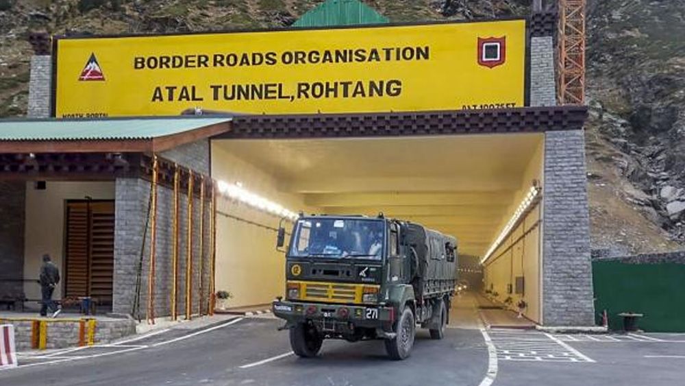 ২০০২ সালে ভিত্তিপ্রস্তর স্থাপনের পরে টানেলের জন্য প্রথম বিস্ফোরণে পাথর ফাটানো হয়েছিল ২০১০ সালে। শেষ বার ব্লাস্ট ঘটানো হয় ২০১৭-এ। ‘নিউ অস্ট্রিয়া টানেলিং মেথড’-এর মতো অত্যাধুনিক প্রযুক্তিতে সুড়ঙ্গটি নির্মিত হয়।