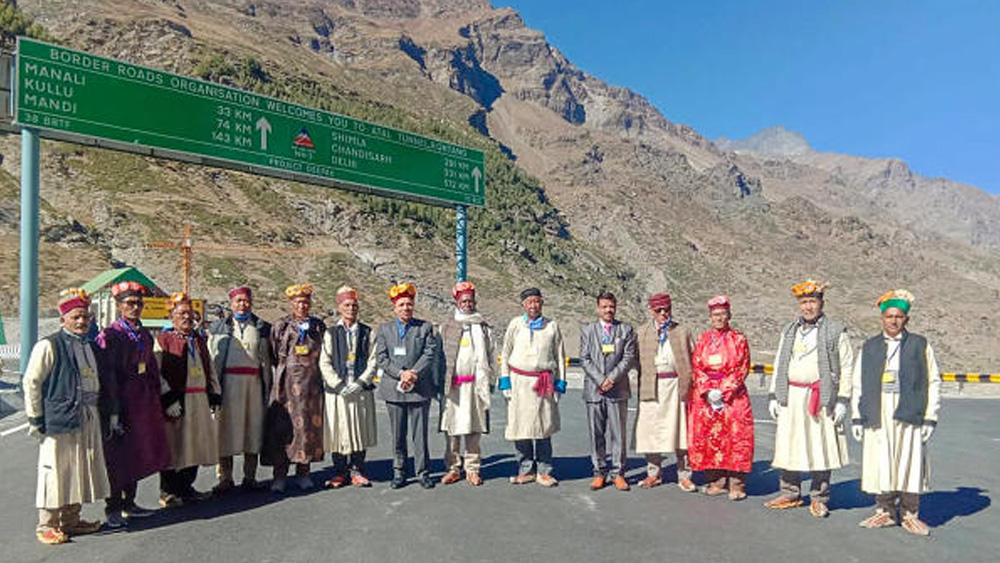 টানেলের অন্দরে অক্সিজেনের মাত্রা স্বাভাবিক রাখতে বিশেষ প্রযুক্তির ব্যবহার করা হয়েছে। আগুনের মোকাবিলার জন্য রয়েছে জলের পাইপলাইন এবং ৫০ মিটার অন্তর ‘ফায়ার রেটেড ডাম্পার’। নিরাপত্তা নজরদারির উদ্দেশ্যে ২৫০ মিটার অন্তর থাকছে সিসিটিভি ক্যামেরা। টানেলের ‘সাউথ পোর্টাল’-এর অবস্থান মানালি থেকে ২৫ কিলোমিটার দূরে। ‘নর্থ পোর্টাল’-টি লাহুল উপত্যকার তেলিংয়ের সিসু গ্রামে।