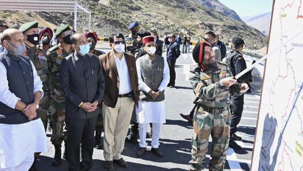 দেশের প্রতিরক্ষার দিক দিয়ে ‘অটল টানেল’-এর অবস্থান খুবই গুরুত্বপূর্ণ। সীমান্তে রসদ পাঠানো থেকে সেনা মোতায়েন— সবই আগের চেয়ে অনেক অনায়াসে করা যাবে বলে দাবি প্রতিরক্ষামন্ত্রী রাজনাথ সিংহর।