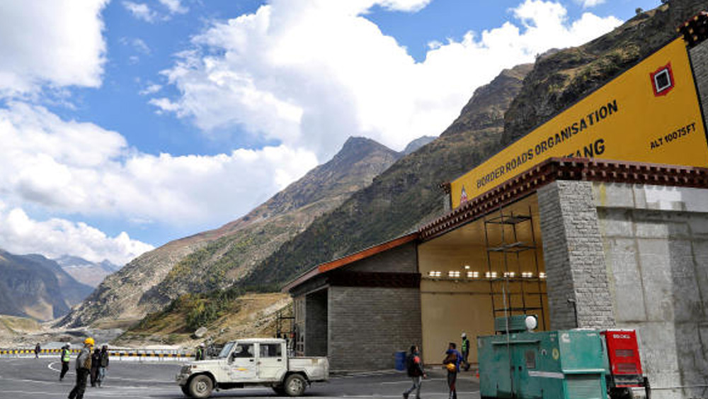 সীমান্ত পরিকাঠামোর প্রশ্নে এত গুরুত্বপূর্ণ একটি সুড়ঙ্গ কংগ্রেসের আমলে দীর্ঘসূত্রিতার  শিকার হয়েছে, এই অভিযোগে সরব হন মোদী। তিনি বলেন, ‘‘অটলবিহারী বাজপেয়ী জমানার শেষ পর্যায়ে ওই প্রকল্পে কাজ শুরু হয়। কিন্তু ২০০৪ সালে ইউপিএ ক্ষমতায় আসতেই প্রকল্পের কাজ থমকে যায়। ইউপিএ-র দশ বছরে মাত্র ১৩০০ মিটার সুড়ঙ্গ নির্মাণ হয়েছিল।’’