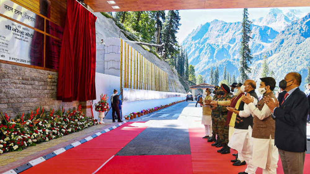 মোদীর কথায়, ‘‘২৬ বছরের বাকি কাজ মাত্র ছ’বছরে শেষ করা হয়েছে।’’ তাঁর কথায়, ‘‘অটল সুড়ঙ্গের মতোই দৌলত বেগ ওল্ডি এয়ারস্ট্রিপ পাঁচ দশক ধরে বন্ধ ছিল।’’ মোদীর দাবি, তাঁর সরকারের আমলে লাদাখে প্রকৃত নিয়ন্ত্রণরেখার এক পাশে থাকা দৌলত বেগ এয়ারস্ট্রিপ ফের চালু হয়।