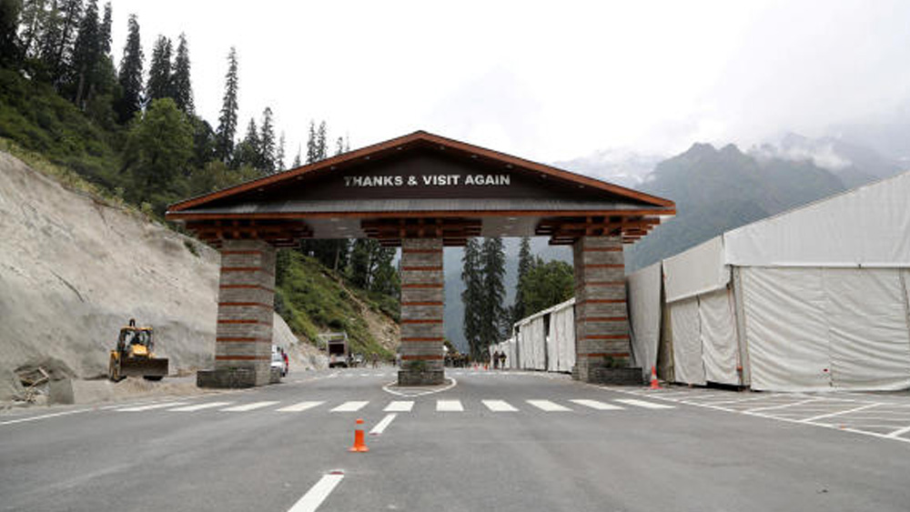 প্রসঙ্গত এই এয়ারস্ট্রিপ চালু করা নিয়ে তীব্র আপত্তি ছিল বেজিংয়ের। লাদাখে ভারত-চিন সীমান্ত সংঘর্ষের পিছনে অন্যতম কারণই হল এই এয়ারস্ট্রিপ চালু করা। কূটনীতিগত দিক থেকে দৌলত বেগ এয়ারস্ট্রিপের মতোই গুরুত্বপূর্ণ অটল টানেল, ধারণা বিভিন্ন মহলে।